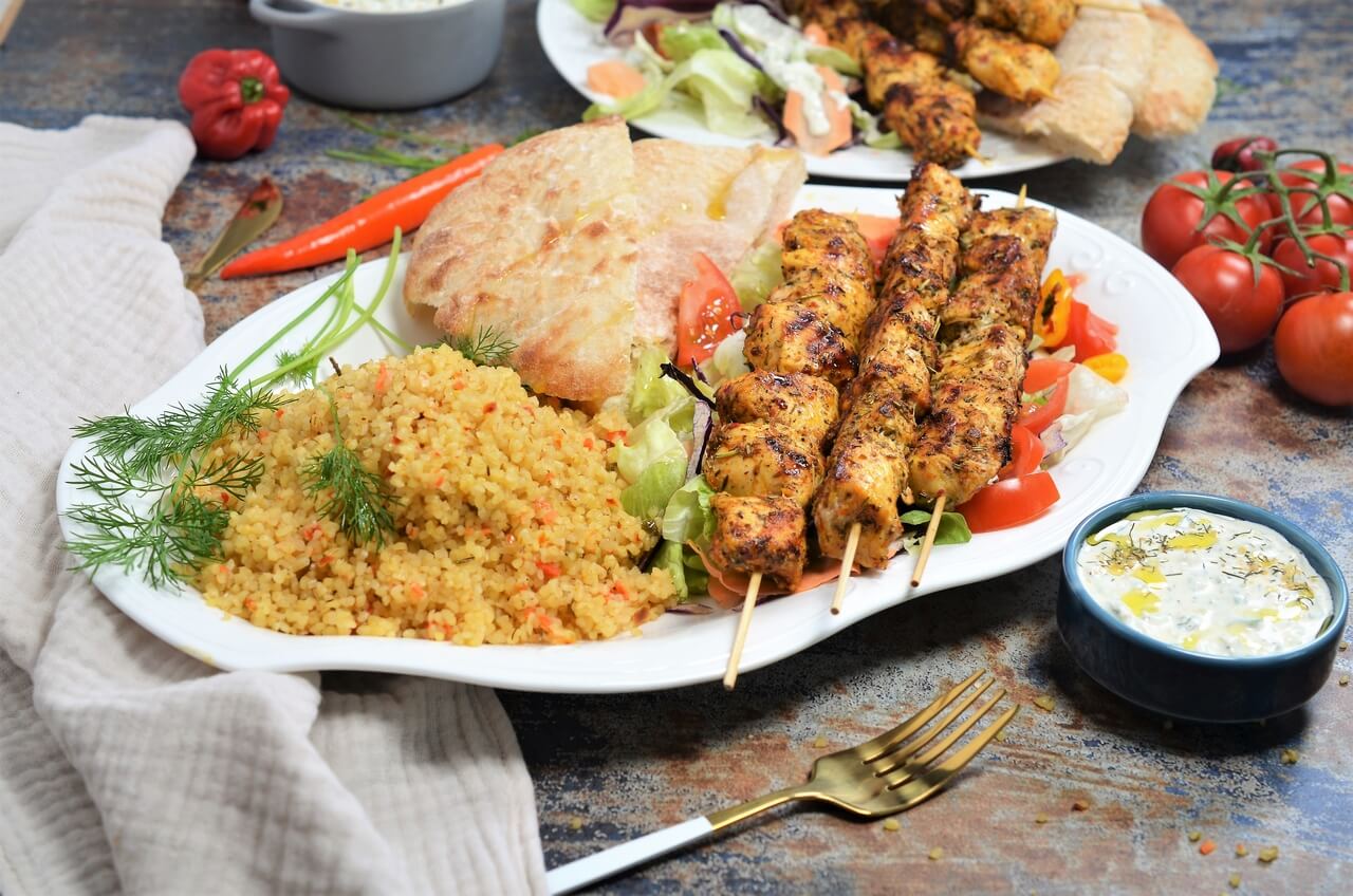 Souvlaki de pui cu bulgur si tzatziki