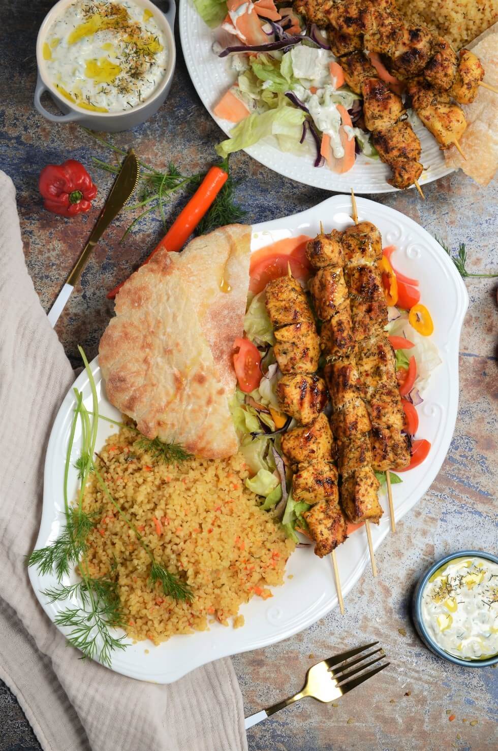 Souvlaki de pui cu bulgur si tzatziki