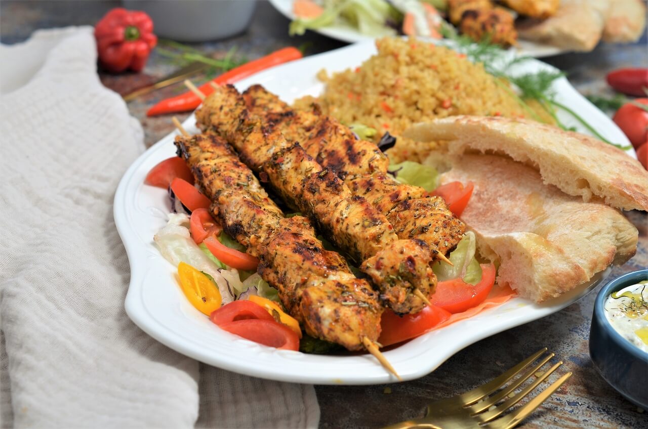 Souvlaki de pui cu bulgur si tzatziki