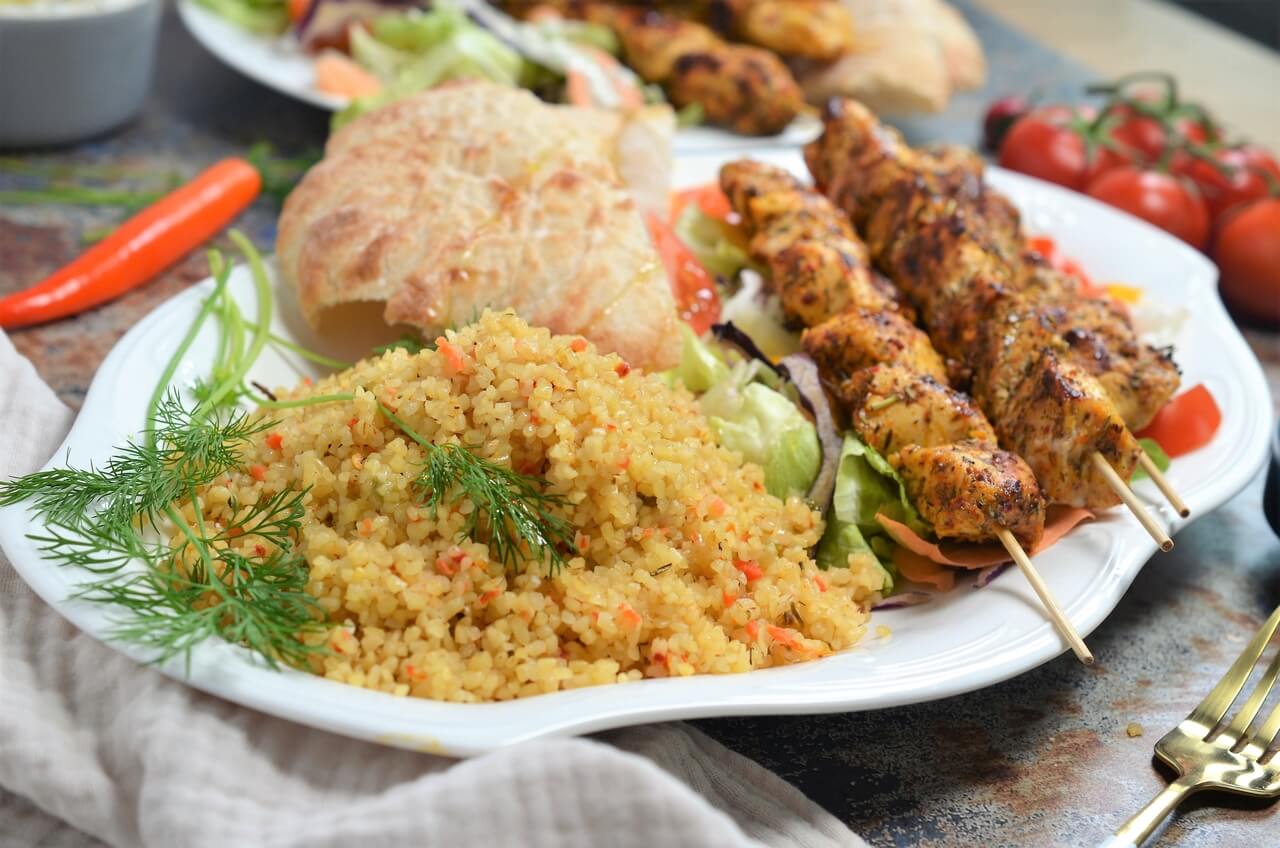 Souvlaki de pui cu bulgur si tzatziki